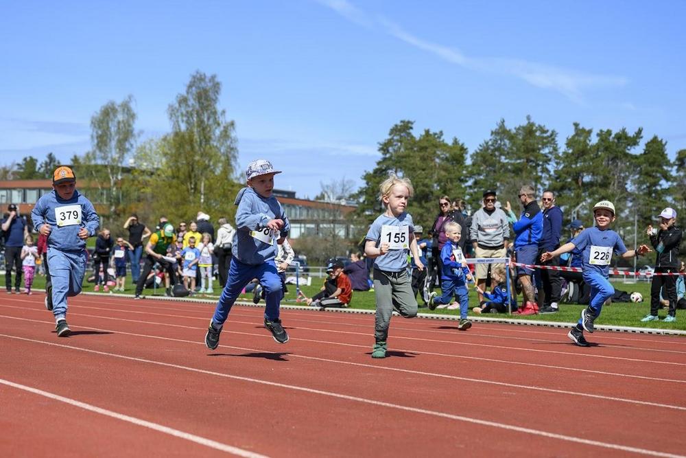 lusikkajuoksussa-kilpailemisen-riemua-aurinkoisessa-s-ss